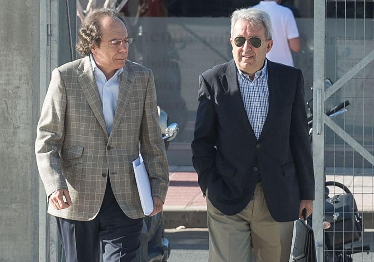 El exconsejero Antonio Cerdá (dch.), en 2018, cuando acudió a declarar al juzgado como imputado por el 'caso La Sal' , acompañado de su abogado defensor, Aurelio Llanos (izq.).