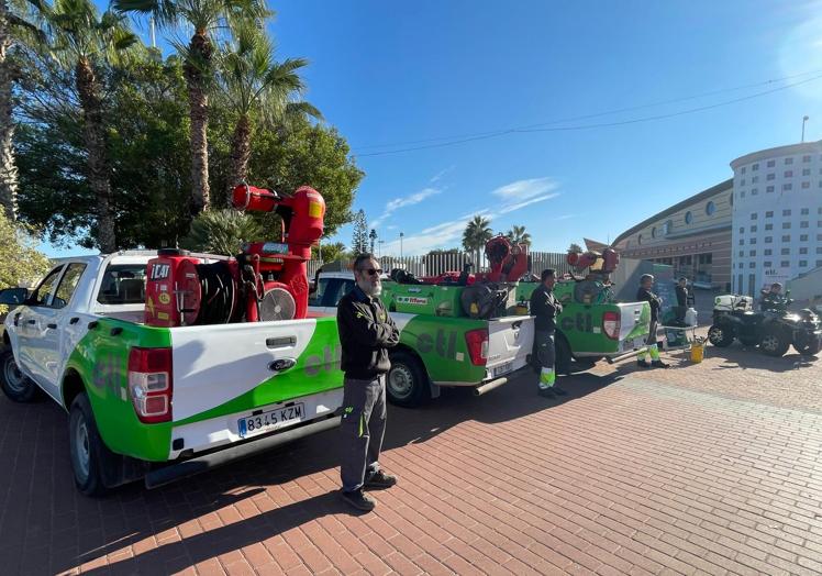 La flota al completo aparcada, este martes, frente al Palacio de los Deportes.