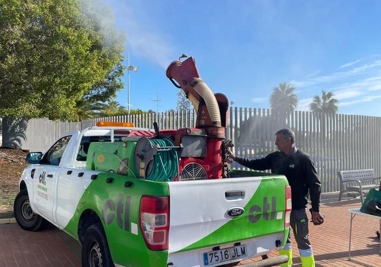 Vehículo 'pick up' con cañón pulverizador adscrito a la nueva contrata.