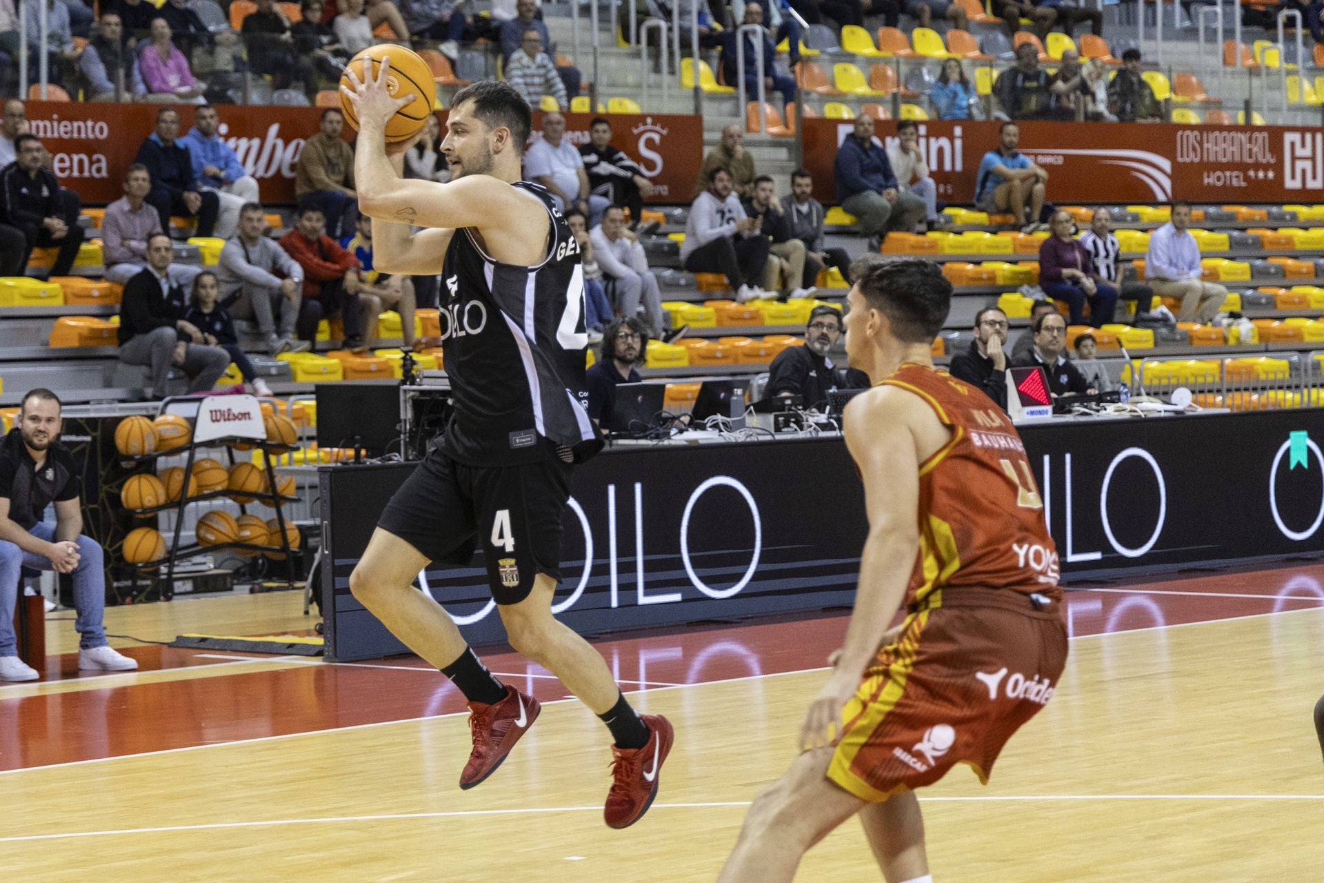 El Godella paga los platos rotos del Cebé (102-66)