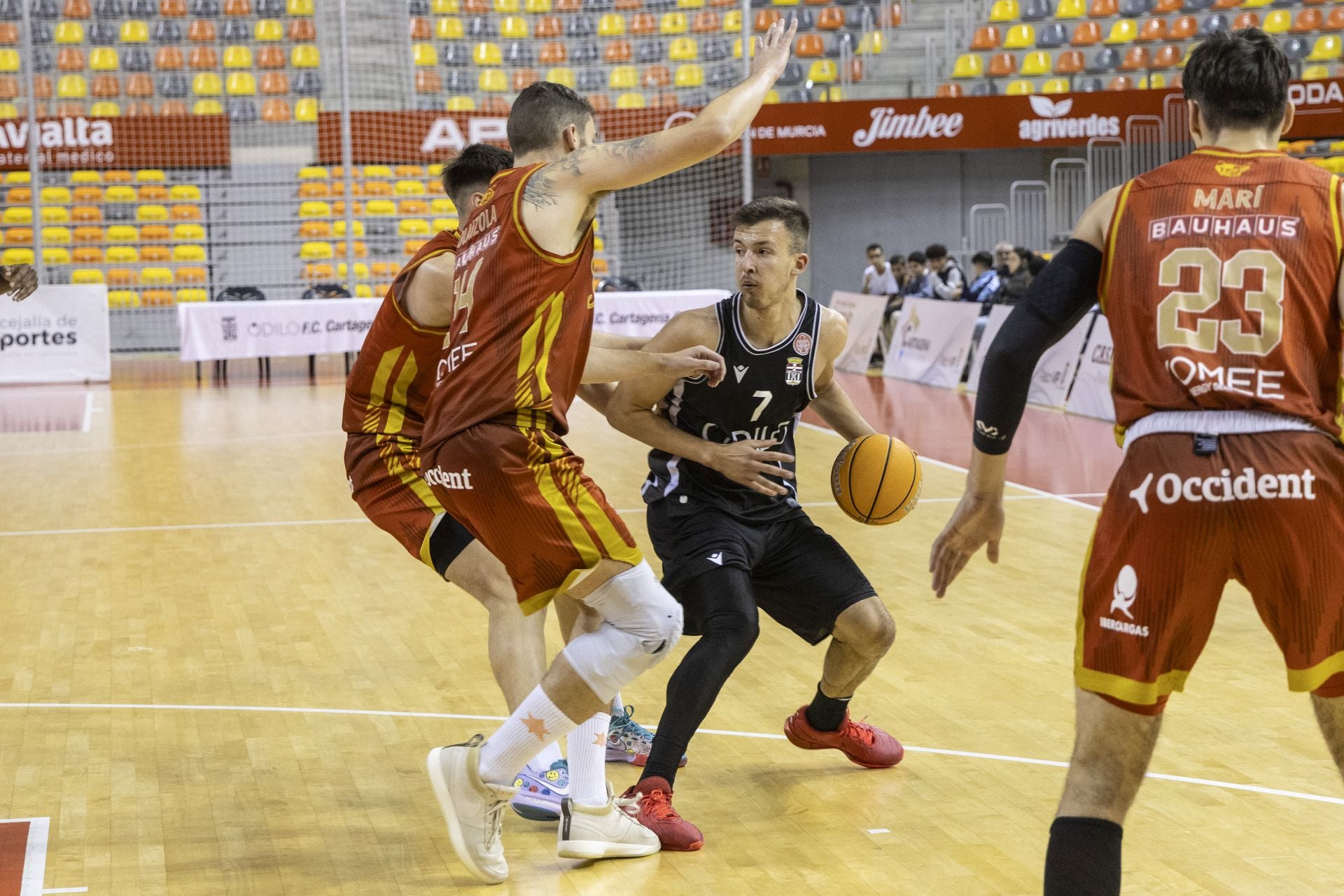 El Godella paga los platos rotos del Cebé (102-66)