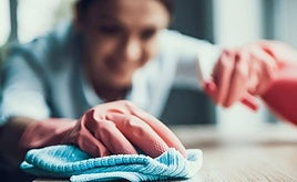 Las superficies que nunca deberías limpiar con vinagre si no las quieres arruinar.