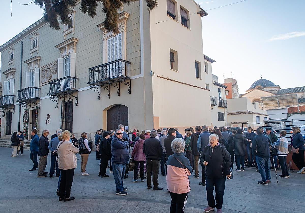 Decenas de oriolanos guardan colas, el pasado martes, a las puertas del Ayuntamiento para adquirir su bono consumo.