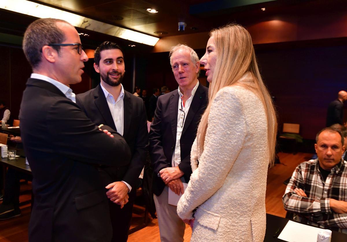 Javier Martínez, Pablo Planes, José Antonio Muñoz y Yolanda Barrientos, este miércoles, en el Nelva.