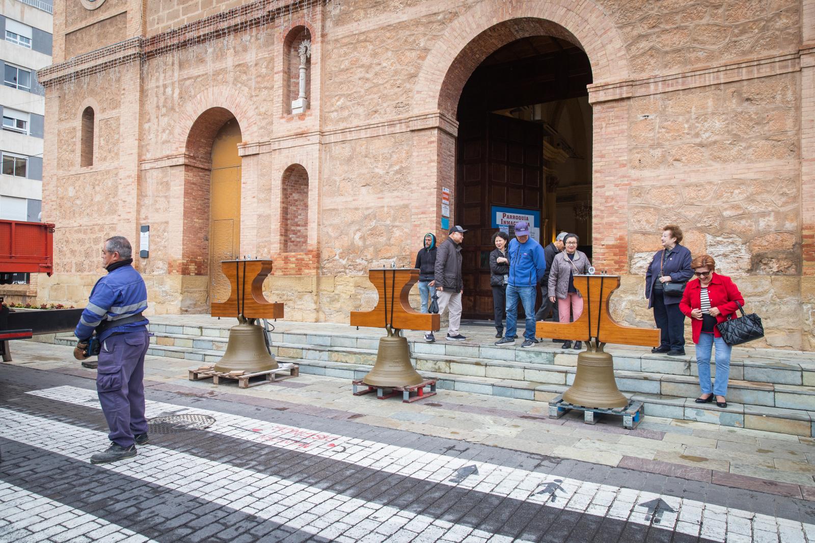 Las imágenes del regreso de las campanas «de las horas» a la iglesia de la Inmaculada de Torrevieja