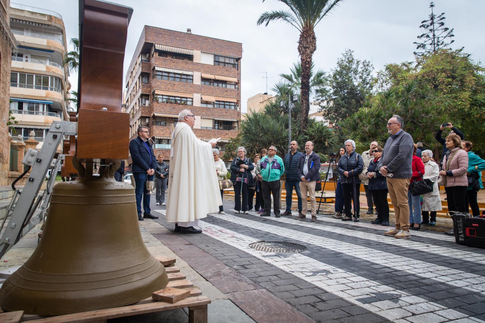 Las imágenes del regreso de las campanas «de las horas» a la iglesia de la Inmaculada de Torrevieja