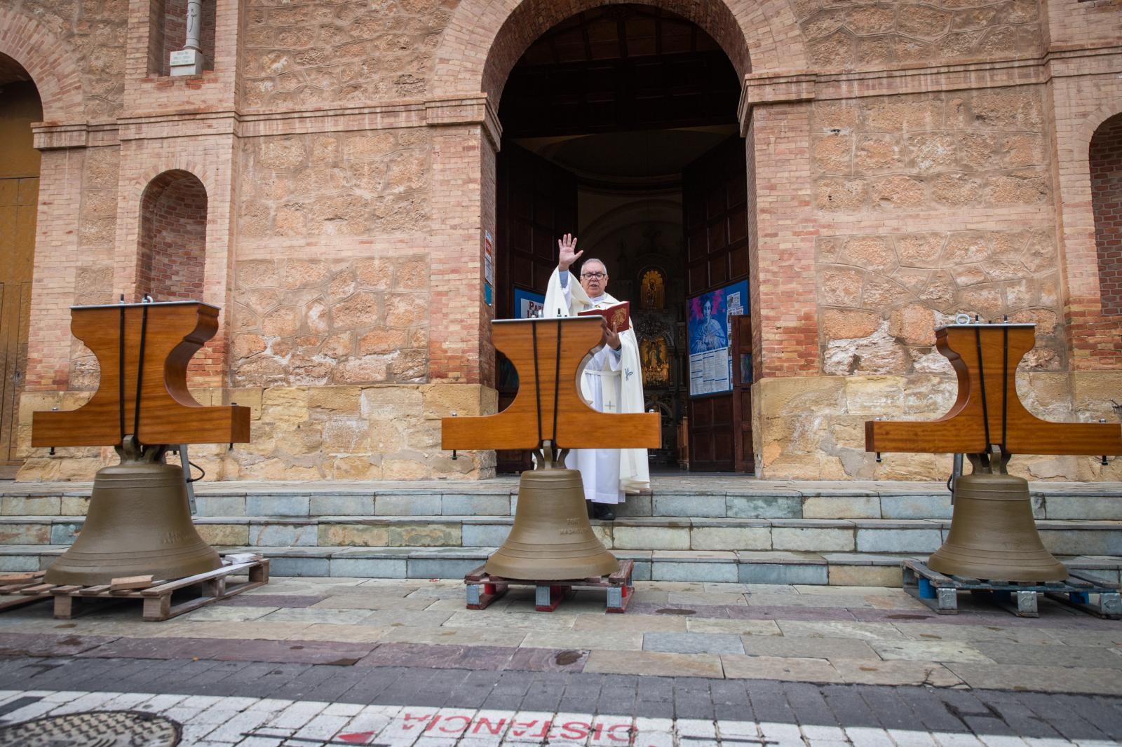 Las imágenes del regreso de las campanas «de las horas» a la iglesia de la Inmaculada de Torrevieja