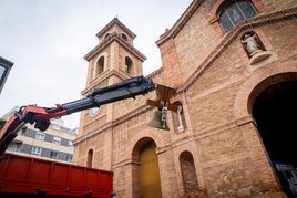 Las imágenes del regreso de las campanas «de las horas» a la iglesia de la Inmaculada de Torrevieja