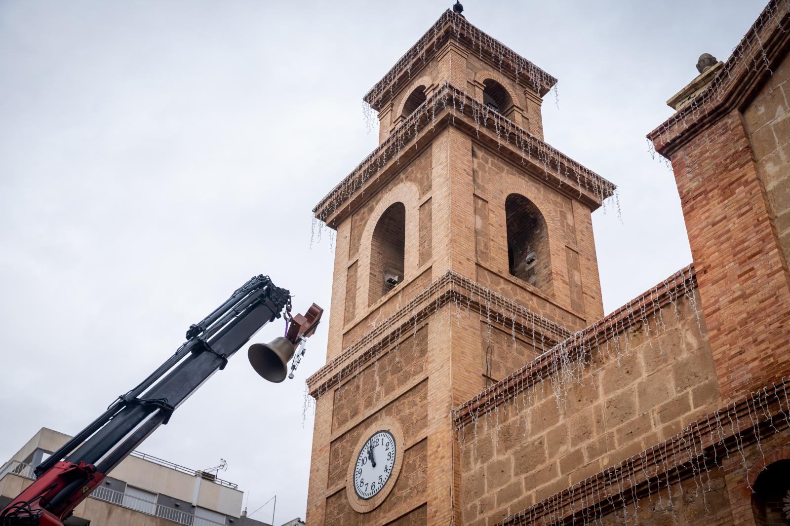 Las imágenes del regreso de las campanas «de las horas» a la iglesia de la Inmaculada de Torrevieja