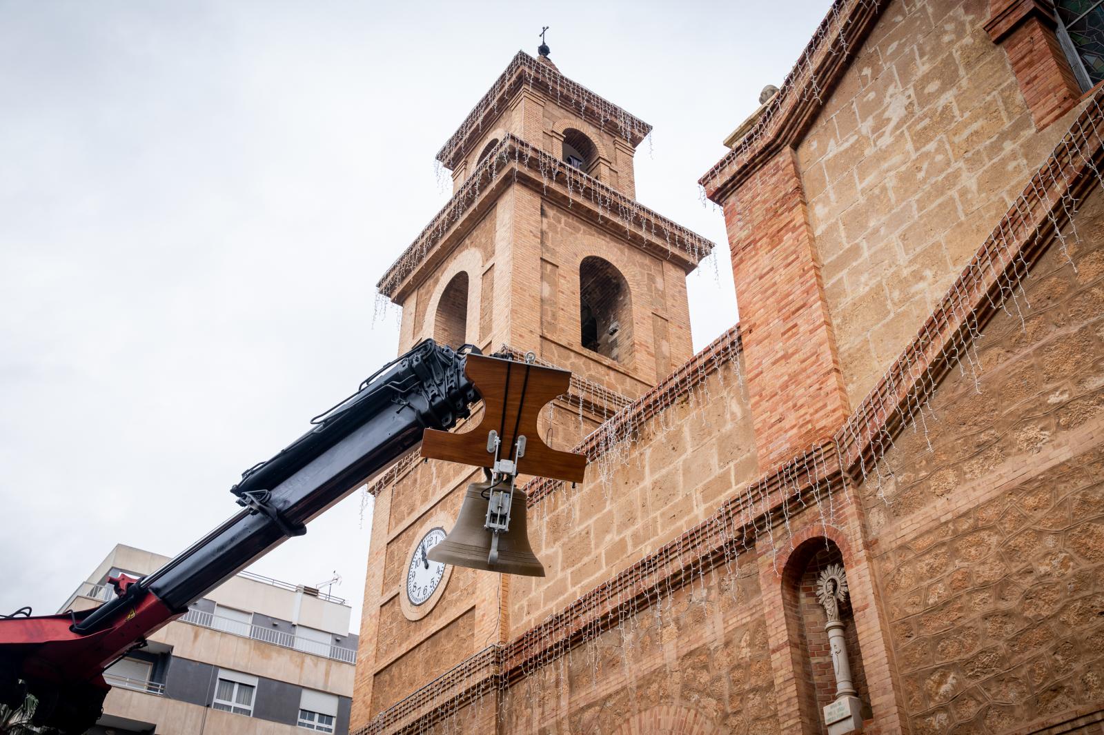 Las imágenes del regreso de las campanas «de las horas» a la iglesia de la Inmaculada de Torrevieja