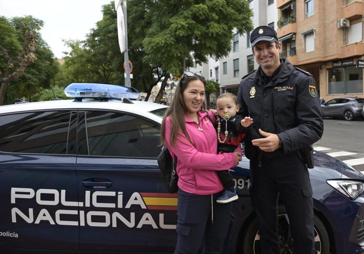 Un policía nacional fuera de servicio evita la muerte de un bebé en Murcia: «Estaré toda la vida agradecida con él porque le salvó la vida a mi nene»