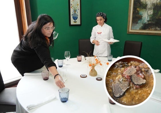 Eva e Irene López preparan las mesas en el comedor del restaurante.