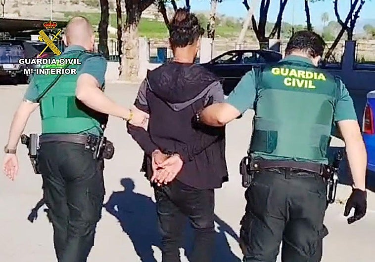 Uno de los detenidos por la Guardia Civil.