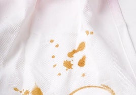 El truco más efectivo para repeler las manchas del cuello de tus camisas y camisetas.