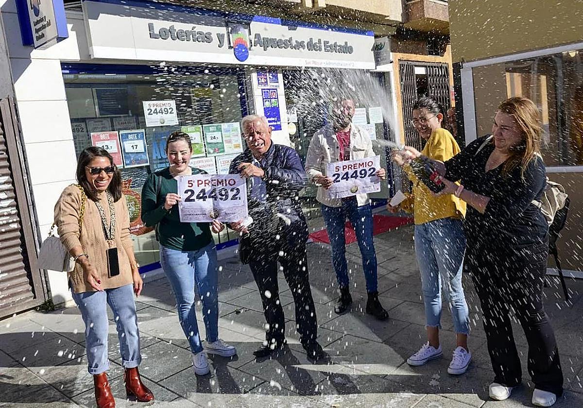 Varias personas celebran haber ganado un premio de la Lotería de Navidad, en una imagen de archivo.