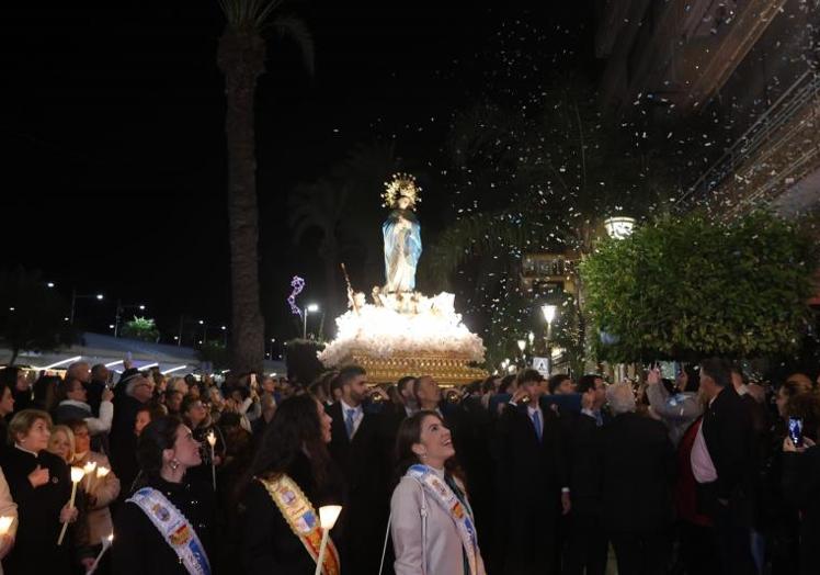 Vecinas lanzan pétalos desde los balcones al paso de La Purísima junto al Casino de Torrevieja.