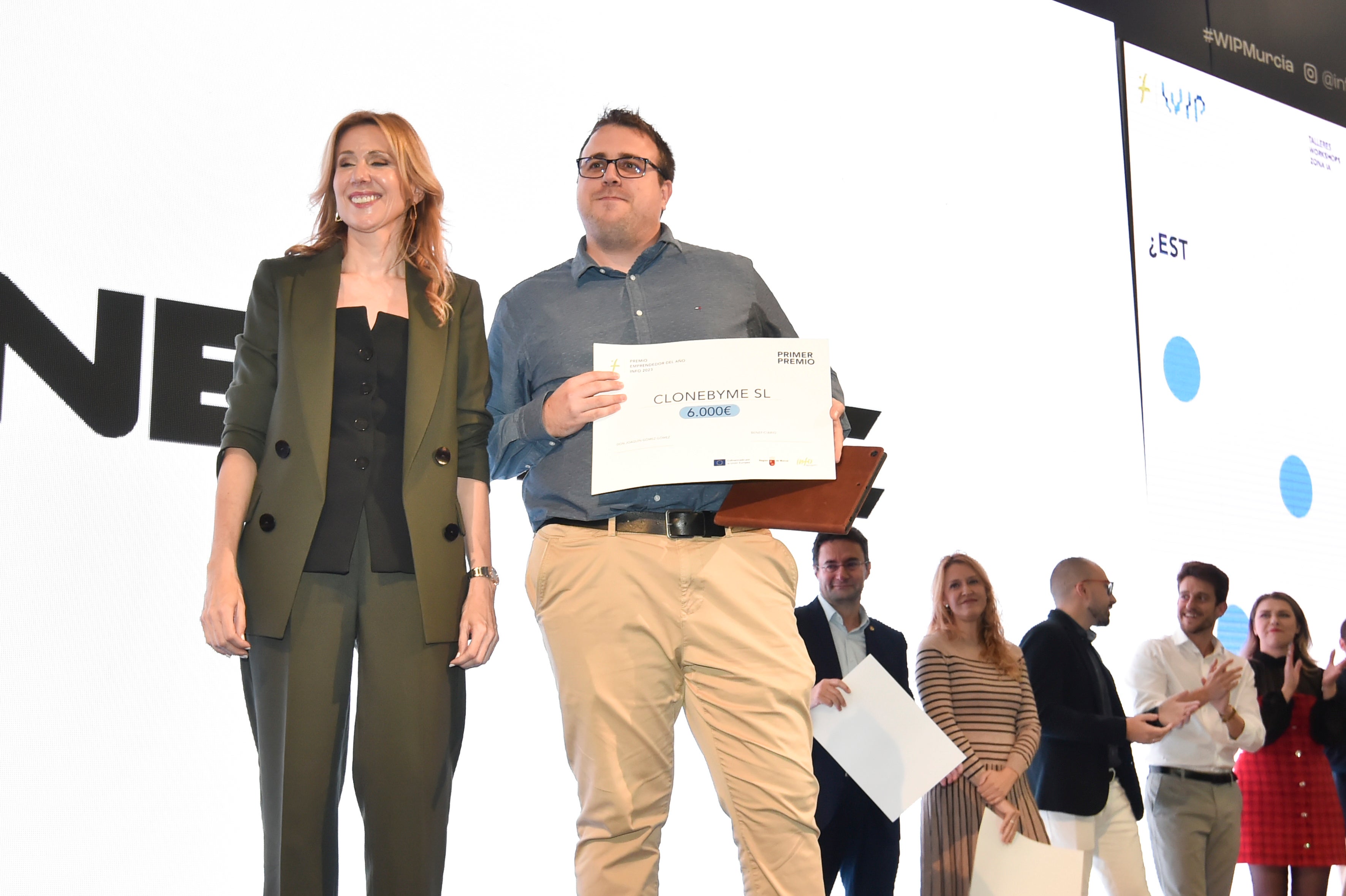 El ganador, junto a la consejera de Empresa, al recibir el premio.