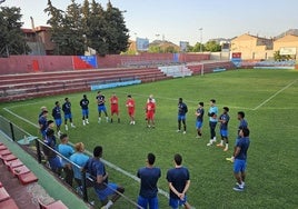 Los jugadores del Mazarrón FC escuchando a su entrenador, Kenny, en un entrenamiento en el campo municipal Pedro Méndez de la localidad.