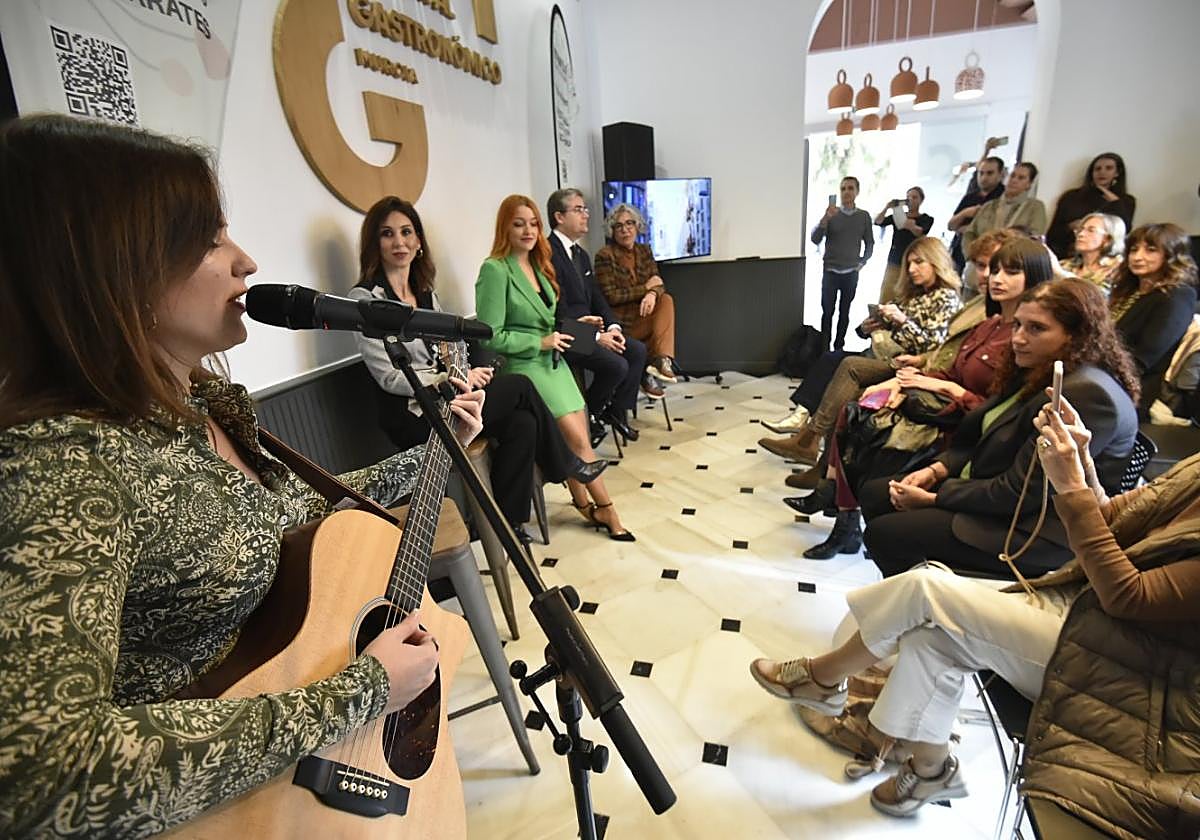 La cantautora Lola Tovar actúa en la presentación de la iniciativa de la Cámara de Comercio.
