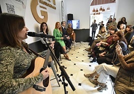 La cantautora Lola Tovar actúa en la presentación de la iniciativa de la Cámara de Comercio.