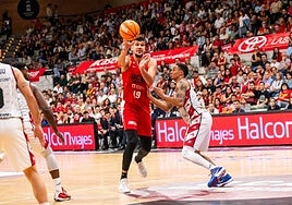 Todorovic realiza un pase ante la marca de Slaughter.