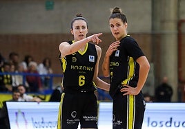 Aina Ayuso da indicaciones a Txell Alarcón.