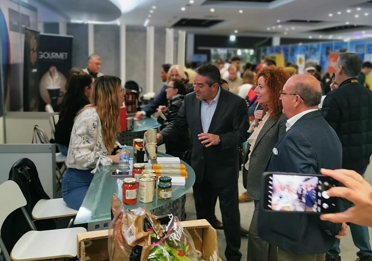 El alcalde, Joaquín Buendía, durante la visita al foro.
