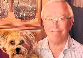 José Antonio Cobacho, con su mascota, fallecida en febrero de 2023.