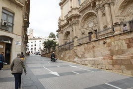 Marcas viales que indican doble dirección de tráfico frente a la fachada de la antigua colegiata de San Patricio.
