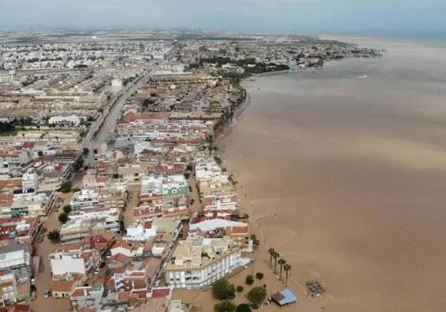 Vista aérea de la población de Los Alcázares, totalmente inundada por la enorme riada, que dejó sentir también sus efectos sobre el Mar Menor.