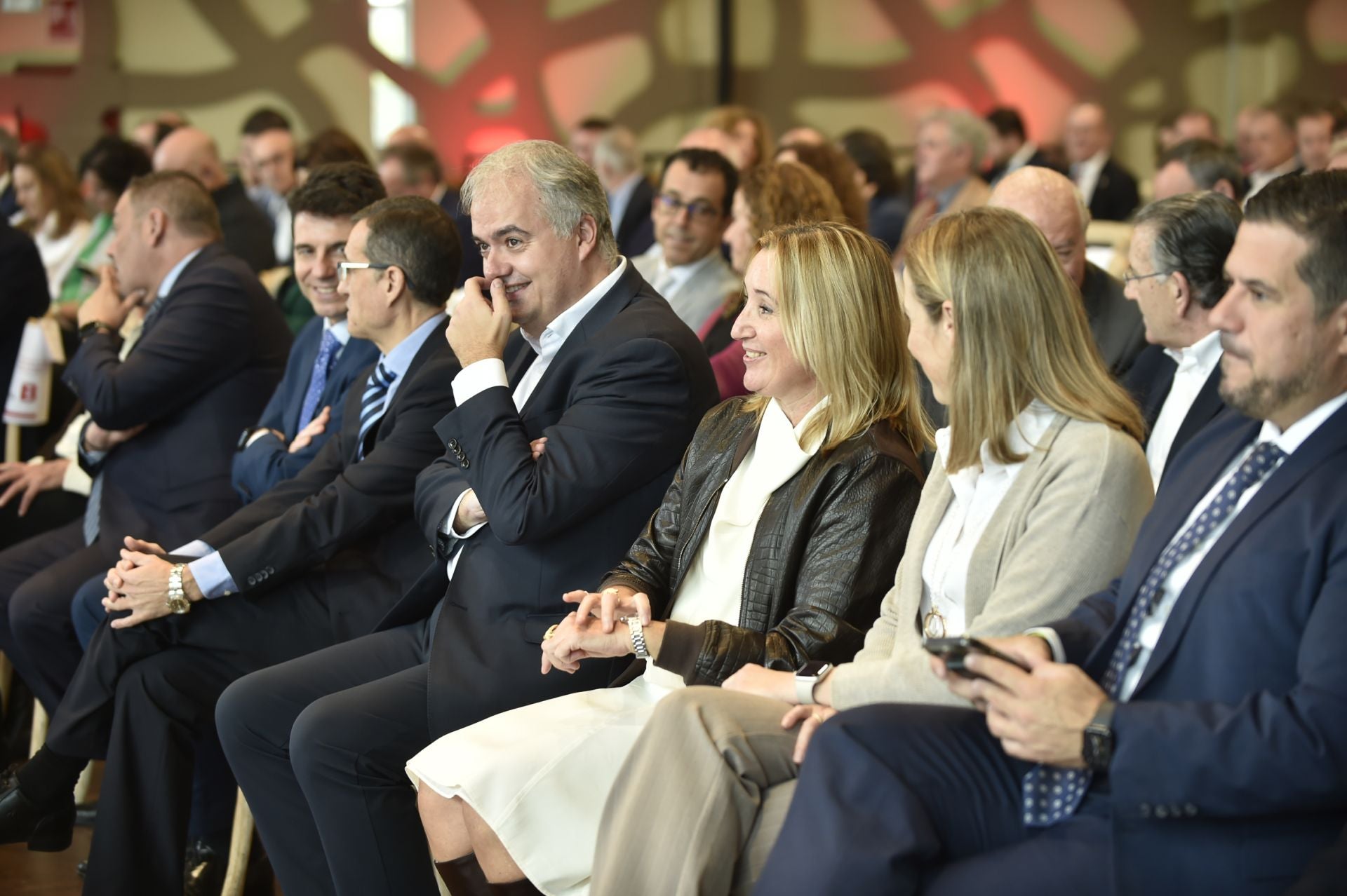 Conferencia en Murcia por el Día del Economista, en imágenes