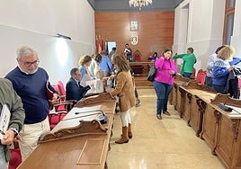 Los concejales de Vox, en primer término, con el alcalde al fondo, al finalizar el Pleno.