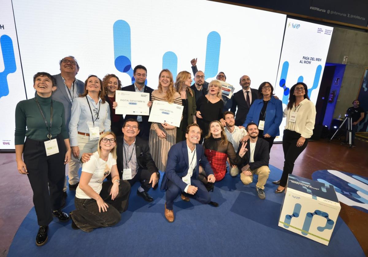 Participantes y premiados de la convocatoria Emprendedor del añojunto a Joaquín Gómez, Marisa López y Miguel López.