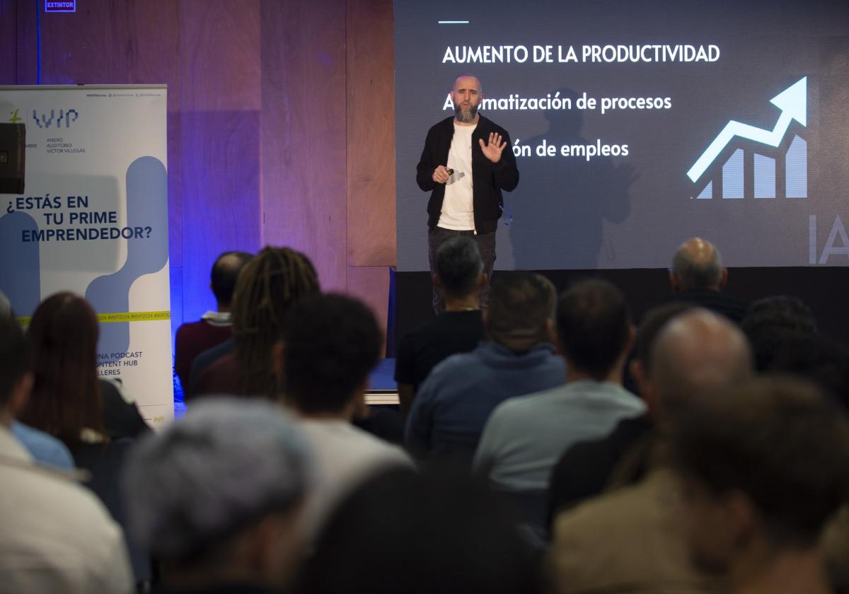 El ponente Jon Fernández durante su intervención.
