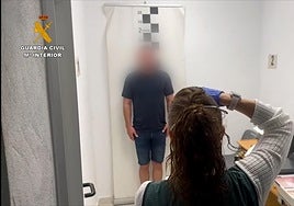 La Guardia Civil fotografía y ficha al detenido.