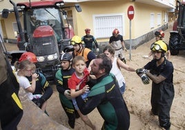 Miembros de la Guardia Civil, la UME y Protección Civil rescatan a niños y vecinos durante las inundaciones que asolaron Los Alcázares el 13 de septiembre de 2019.