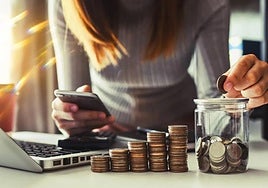 Una mujer hace unas cuentas.