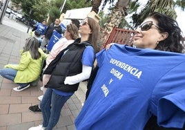 Familiares y afectados protestan este viernes frente a la puerta del IMAS.