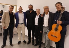 José Olmo (en el centro con camisa negra) junto a los dos finalistas y organizadores del certamen.