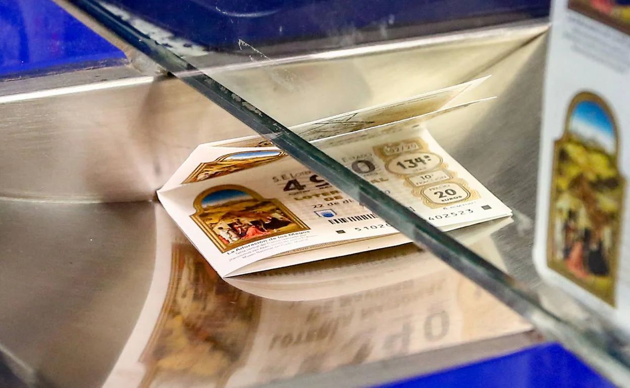Una administración vende un décimo de la Lotería de Navidad
