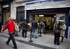 Cola en una de las administraciones de lotería, en una imagen de archivo.
