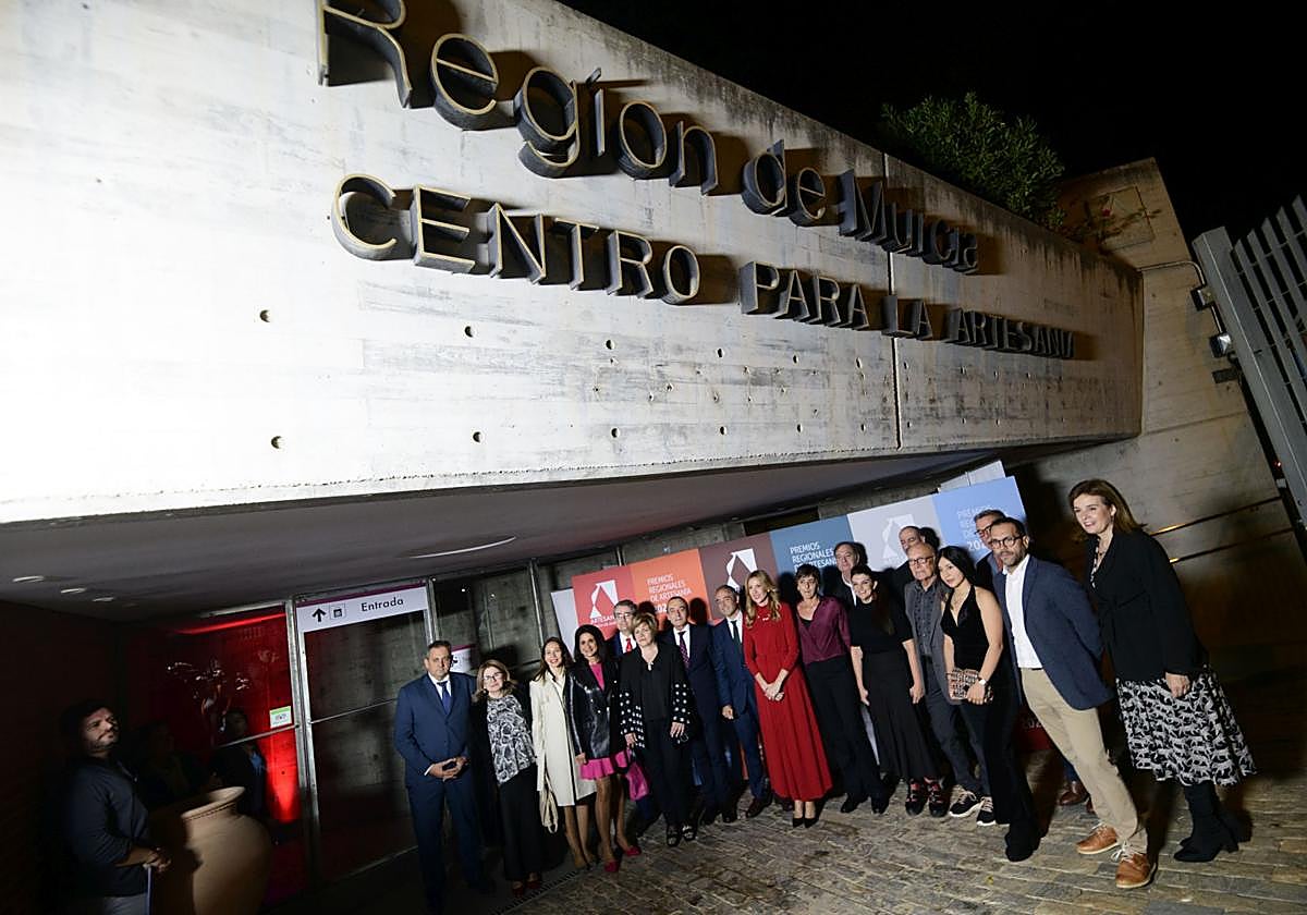María Isabel López Aragón. Consejera de Empresa, Empleo y Economía Social , junto a los premiados.