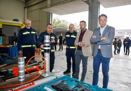 Miembros del servicio municipal de Emergecias, el concejal del ramo y el alcalde supervisan el material con el que trabajarán en Paiporta.