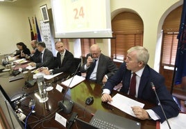 En primer plano, Ángel Meroño, director de la Cátedra, presenta los resultados del barómetro.