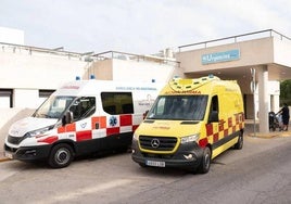 Dos ambulancias en el hospital Rafael Méndez, en una imagen de archivo.