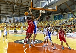 Garuba realizando una entrada a canasta.