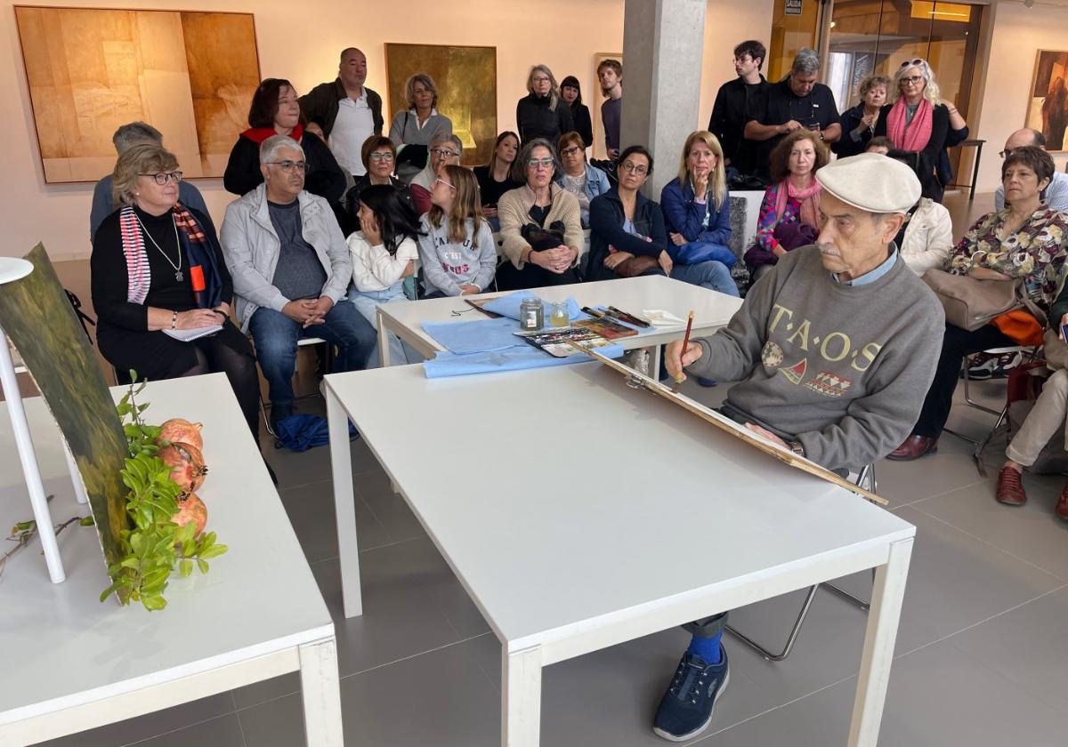 Pedro Cano, en plena creación, ayer en Blanca. Debajo, detalle de su obra.