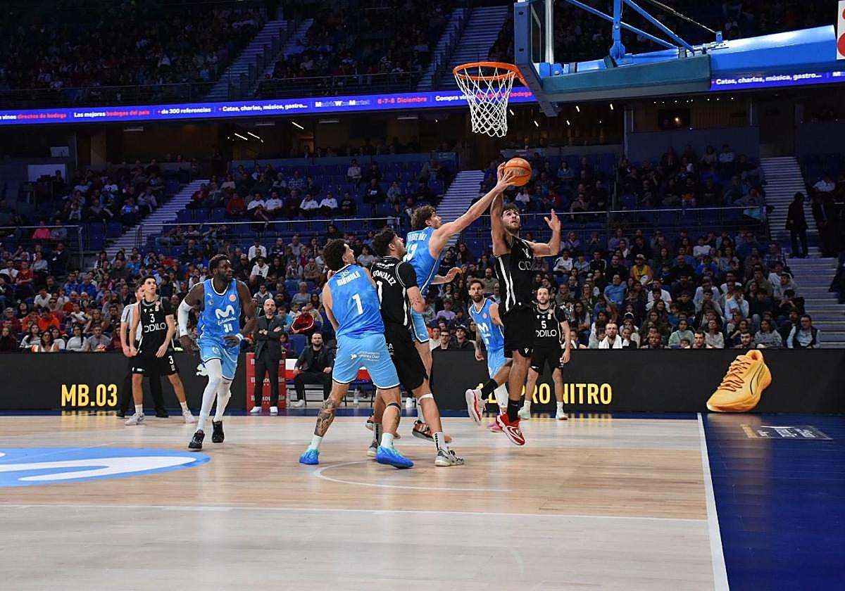 El albinegro Gabi Gil intenta cazar el rebote, ayer, en el WiZink Center.