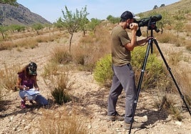 Miembros del grupo de investigación Ecomed durante un muestreo de aves en el campo.