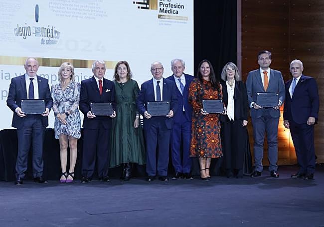 El Colegio de Médicos de la Región de Murcia con las placas en honor a sus 120 años de historia y servicio.